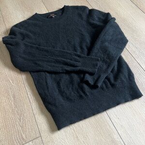 Quince Women’s 100% Mongolian Cashmere Classic Black Crewneck Sweater M